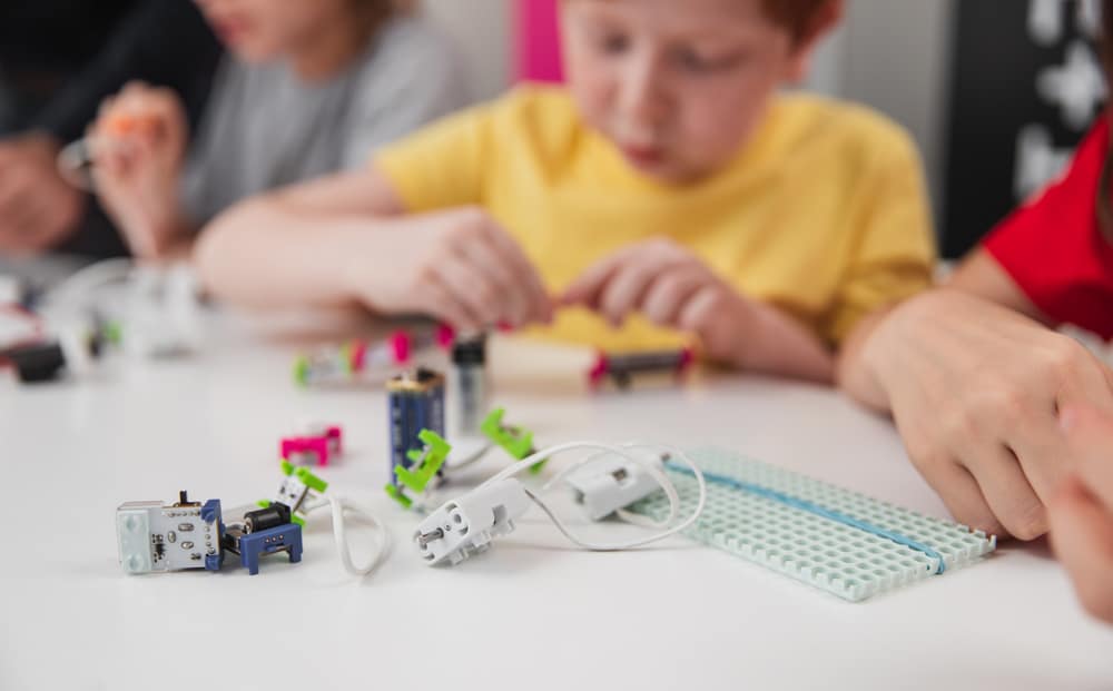 kids assembling robots in class